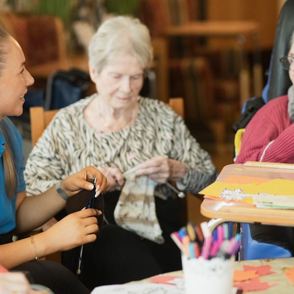 Actividad de manualidades con seniors